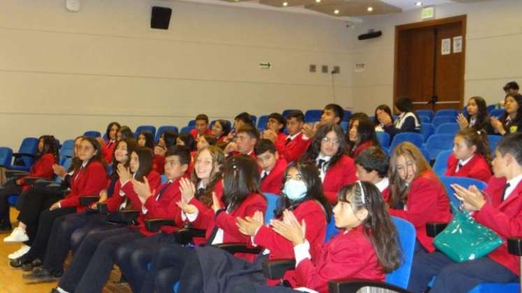 Estudiantes son sensibilizados sobre el cuidado ambiental.