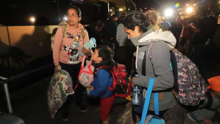 Un avión con 115 migrantes venezolanos partió ayer desde el norte de Chile. 