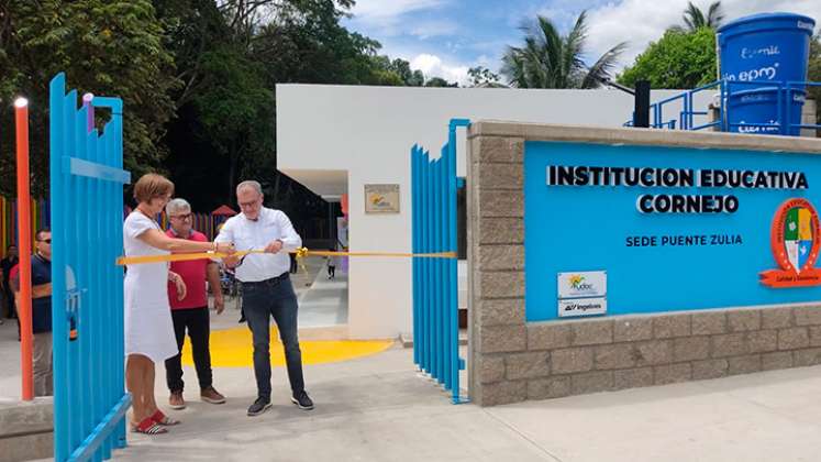 La rectora Ana Julia Castillo, el alcalde de San Cayetano, Antonio José Marín; y el presidente de Termotasajero, José David Montoya, cortaron la cinta de inauguración de la obra. / Foto: Leonardo Favio Oliveros