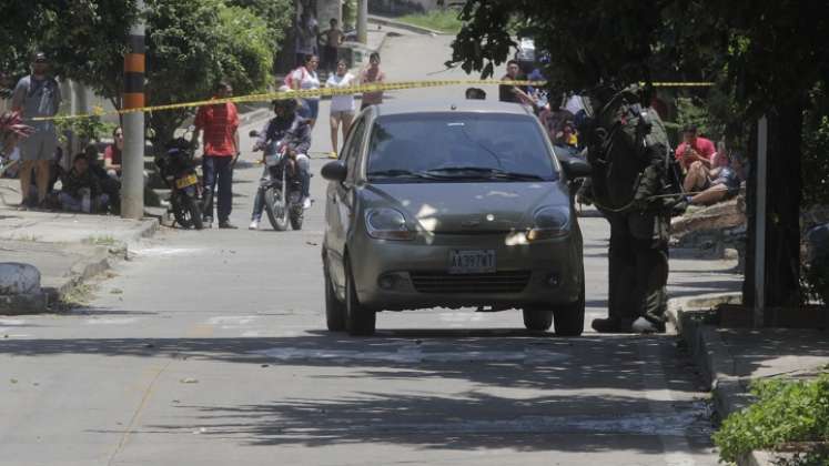 Los técnicos en explosivos de la Policía se encargaron de inspeccionar el vehículo para descartar que se tratara de una trampa.