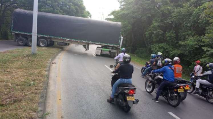 El transporte de carga tuvo que retornar a las bodegas por los bloqueos/Foto Orlando Carvajal/La Opinión