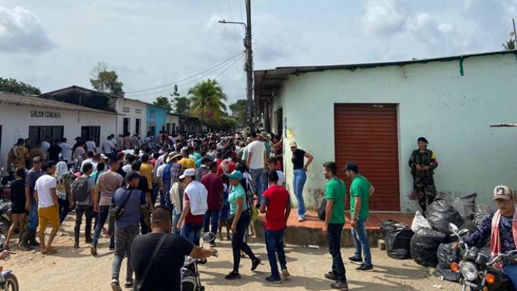 Hombres de la disidencia del Frente 33 de las Farc estuvieron escuchando a los campesinos.