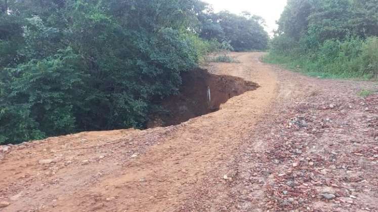 Colapsó vía alterna en San Cayetano