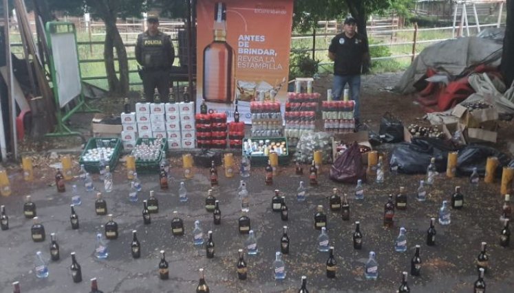 Unidades de licor aprehendido en los operativos adelantados por el escuadrón anticontrabando./ Fotos: Cortesía / La Opinión 