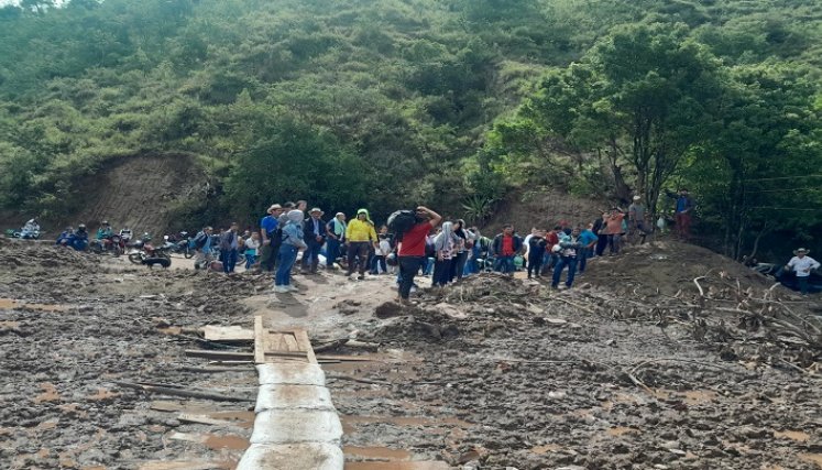Sigue lloviendo en la zona del desastre natural y las personas en el afán de pasar arriesgan sus vidas en la vereda El Tarrita./ Foto: Cortesía.