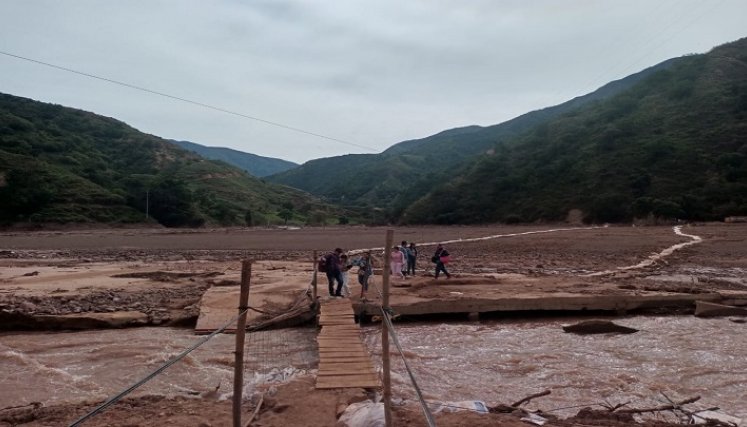 Sigue lloviendo en la zona del desastre natural y las personas en el afán de pasar arriesgan sus vidas en la vereda El Tarrita./ Foto: Cortesía.