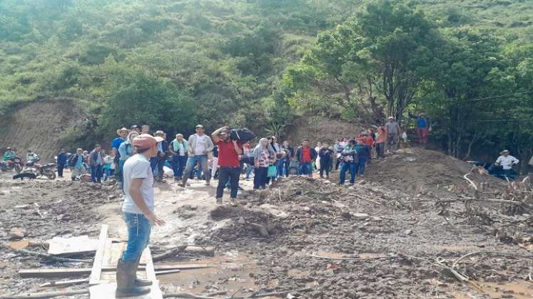 Sigue lloviendo en la zona del desastre natural y las personas en el afán de pasar arriesgan sus vidas en la vereda El Tarrita./ Foto: Cortesía.