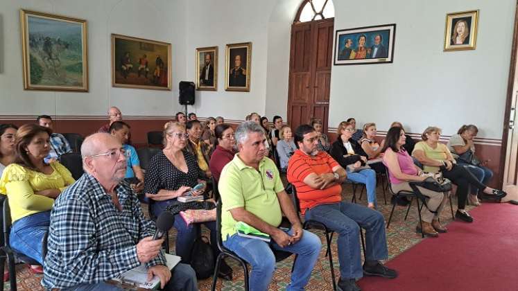 Transportistas de rutas binacionales claman ayuda ante el Clet./ Foto: Anggy Polanco/ La Opinión.