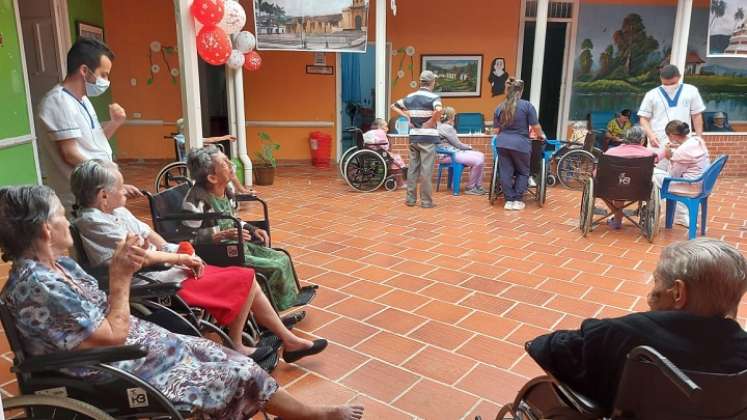 La hermana Mónica censura la actitud de los delincuentes y pide que no se aprovechen de las necesidades de los adultos mayores. / Foto: Javier Sarabia/ La Opinión