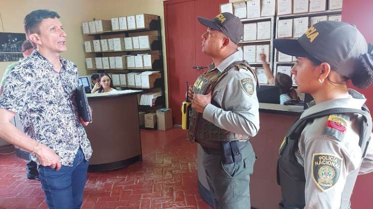 Increíble, habitantes en condición de calle hurtan la placa de la única mujer que estuvo en la Gran Convención de Ocaña./ Foto: Cortesía.