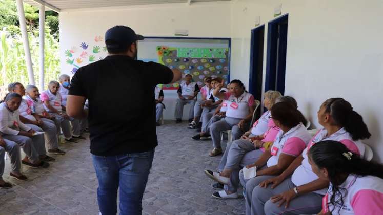 Los abuelos aportan la sabiduría ancestral para la creación de las huertas caseras en Ocaña./ Cortesía.