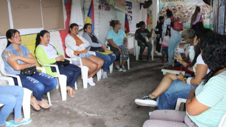 Hombres y mujeres de La Parada se unen a las actividades de tejido.