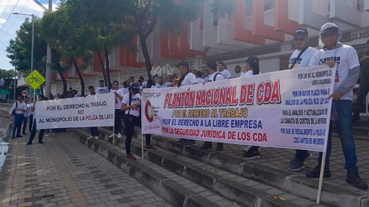 Plantón de cerca de 16 CDAS de Cúcuta y el área metropolitana frente a la sede del Ministerio de Transporte.