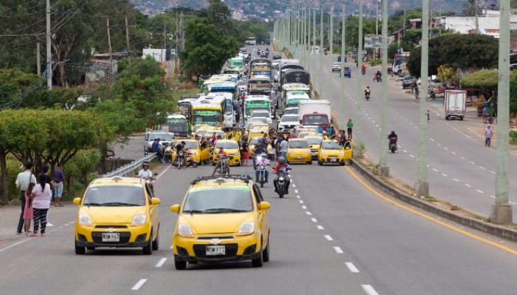 La autopista internacional estuvo bloqueada por varias horas, pero al final protestaron con un ‘plan tortuga’. / Fotos: Juan Pablo Cohen / La Opinión