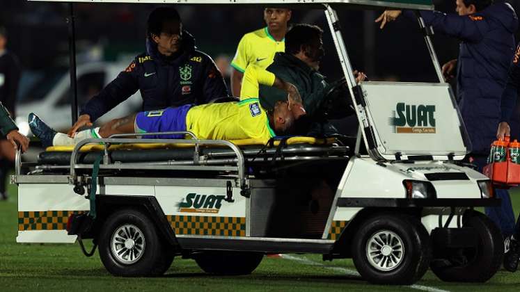 Una larga recuperación el espera astro brasileño, tras lesionarse en el juego por las eliminatorias sudamericanas al Mundial 2026, ante Uruguay.