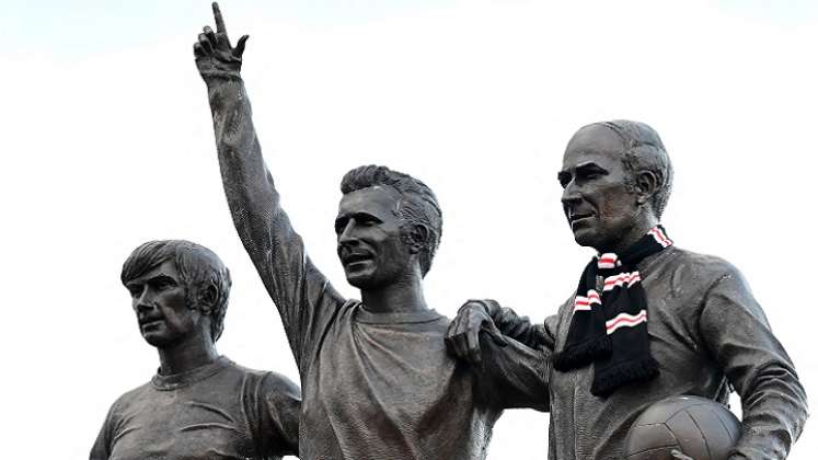 A la entrada del estadio Old Trafford, reposa un monumento con del exgoleador Bobby Charlton y los jugadores; George Best y Denis Law.