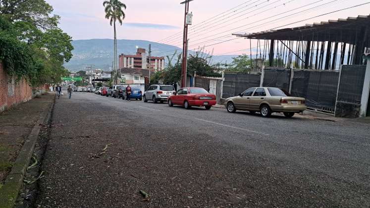 Hasta seis horas se lleva abastecer combustible en Táchira. Foto Anggy Polanco / La Opinión