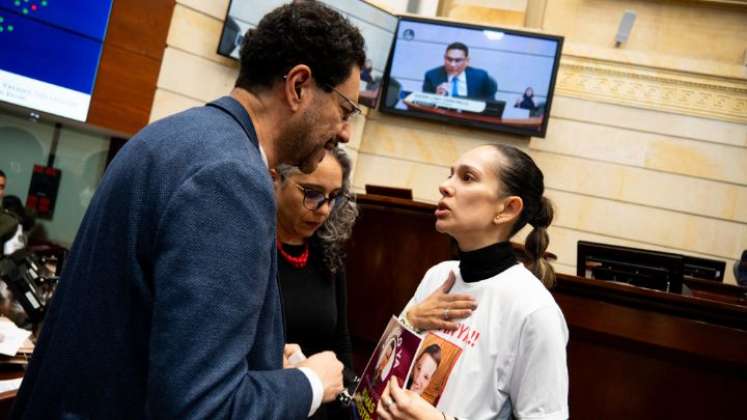 Yolima Díaz, hermana de Jhon Jairo Díaz. Ana Milena de la Peña, esposa de Fabián Arias. Helen Aranzales, esposa de Carlos Bayter./Foto cortesía