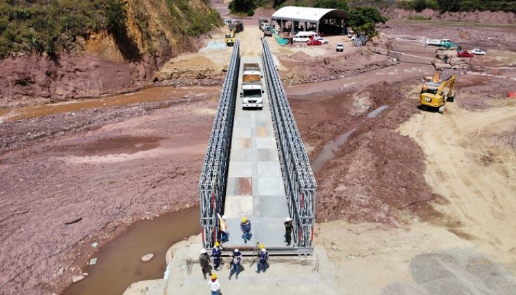 En medio de la fuerza de la naturaleza avanza la recuperación de tramo afectado por la avalancha. / Foto Cortesía