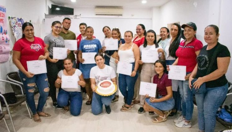 Este es el grupo que graduó en Tibú el Consejo Danés para Refugiados. /Foto: Suministrada