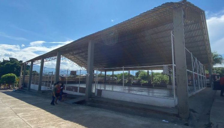 La comunidad está preocupada por el deterioro en su polideportivo
