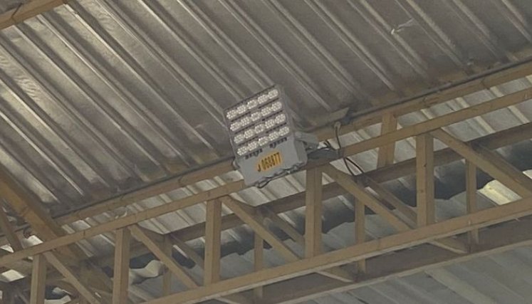 Lámpara reflectora fue robada en el polideportivo de San Gregorio.