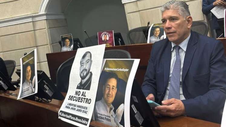 En la plenaria del Senado se exhibieron las fotografías de varios secuestrados de la región. /Foto cortesía