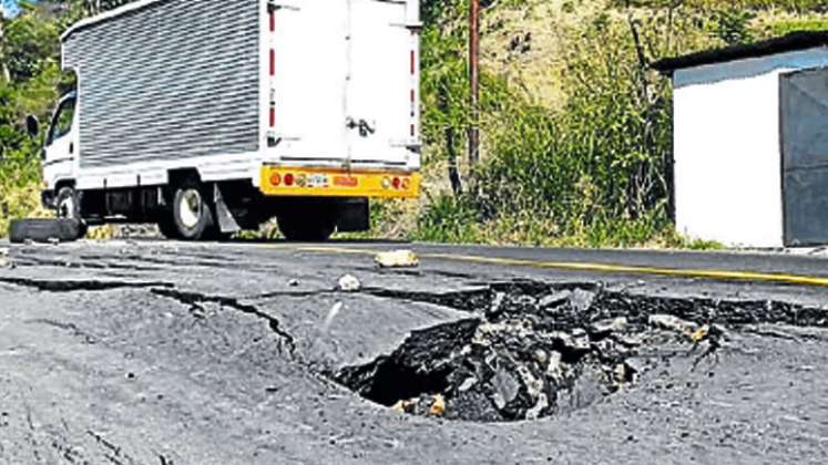 Colapso de alcantarilla pone en riesgo el desplazamiento en la carretera que conduce a la frontera./ Foto Cortesía