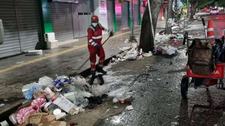 Veolia comenzó sus operativos de limpieza en horas de la madrugada.