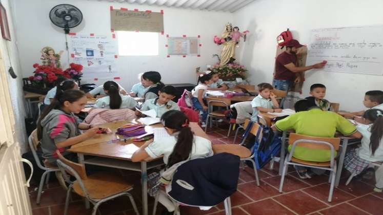 Padres de familia protestaron por la suspensión de clases en el puesto de salud./Foto: Cortesía