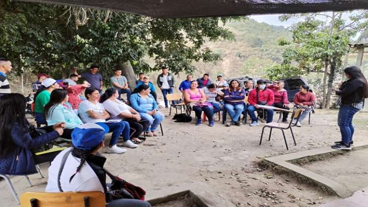 Padres de familia protestaron por la suspensión de clases en el puesto de salud./Foto: Cortesía