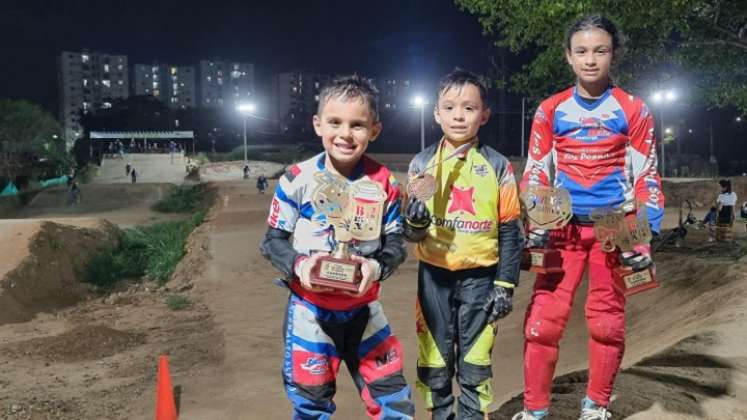 Camila de La Hoz (derecha) y Juan Felipe Carreño y Jorge Luis Buitrago le dieron los primeros triunfos a Norte en el BMX.