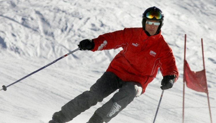 FIA El 29 de diciembre de 2013, Schumacher sufrió un grave accidente al golpearse la cabeza mientras esquiaba junto a su familia en los Alpes franceses.