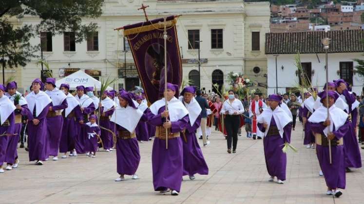 Los nazarenos son personas que deciden colaborar con la iglesia.