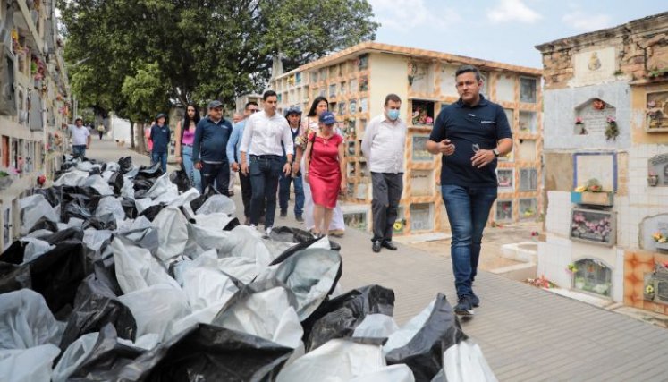 Bolsas negras con estructuras óseas de cadáveres se encuentran regadas por todo el cementerio/Foto cortesía