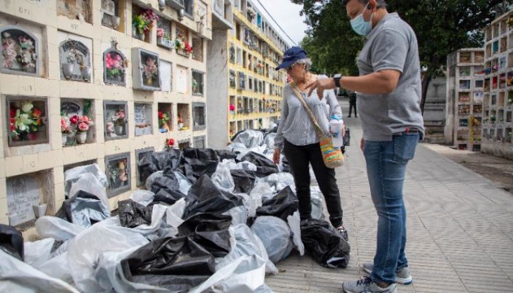 La magistrada de la JEP María del Pilar Valencia observa bolsas de restos de cadáveres en el cementerio/Foto cortesía