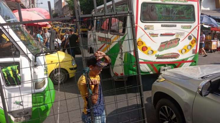 El mal parqueo y las ventas informales tienen atascada la movilidad en la avenida 7/Foto Orlando Carvajal/La Opinión