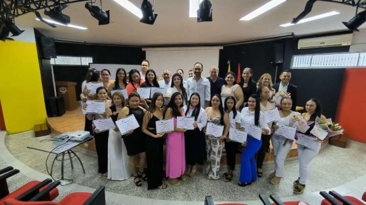 Mujeres que se graduaron de Técnico en Electricidad Industrial/Foto Cortesía/La Opinión