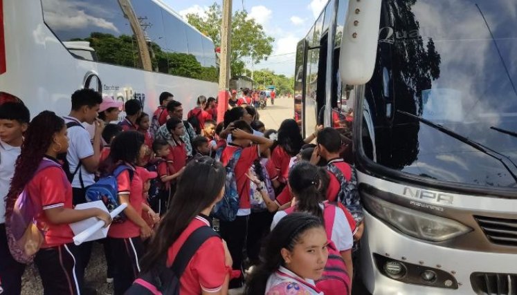 Unos 280 niños del campo y la ciudad se benefician del trasporte escolar/Foto cortesía