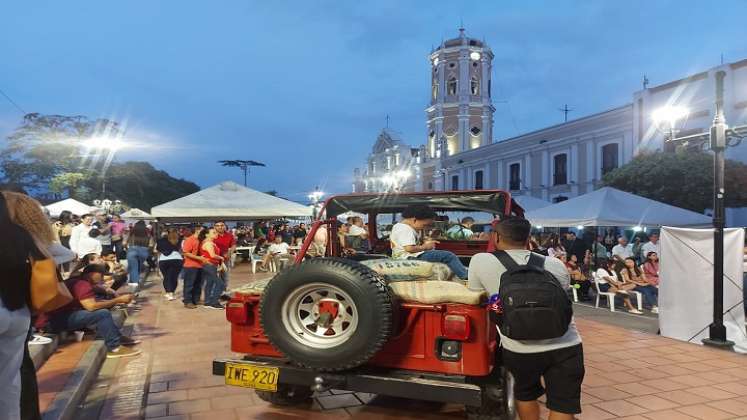 La feria se desarrolla en el parque principal y cuenta con la participación de 63 emprendedores de la región./ Fotos: Cortesía / La Opinión