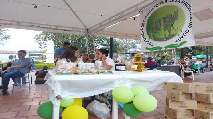 La feria se desarrolla en el parque principal y cuenta con la participación de 63 emprendedores de la región./ Fotos: Cortesía / La Opinión