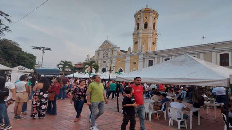 La feria se desarrolla en el parque principal y cuenta con la participación de 63 emprendedores de la región./ Fotos: Cortesía / La Opinión