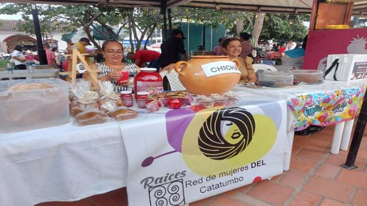 La feria se desarrolla en el parque principal y cuenta con la participación de 63 emprendedores de la región./ Fotos: Cortesía / La Opinión