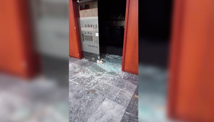 Destrozaron la puerta de la Comisión Séptima del Senado