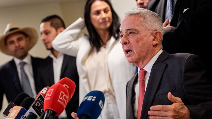 Álvaro Uribe Vélez habla de un acuerdo entre el Gobierno y EPS. / Foto: Colprensa