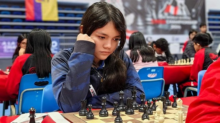 La ajedrecista cucuteña Ghisell Gabriela Morales Pérez luce el trofeo de campeona.