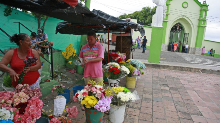 Deudos piden poder llevar flores a sus difuntos en el Día de Las Madres.