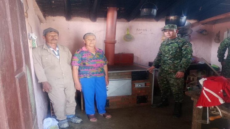 El programa Fe en Colombia del Ejército colombiano promueve la construcción de cocinas ecoeficientes en el Norte de Santander. /Foto: cortesía.