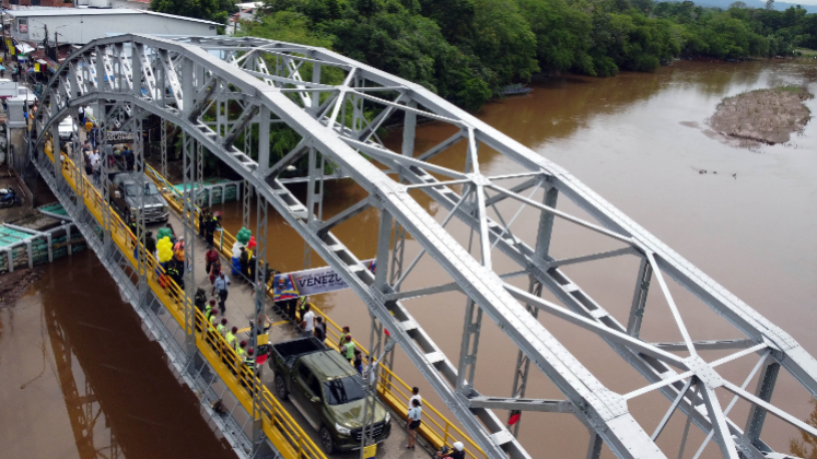 Solo vehículos particulares circulan por el puente Unión actualmente.