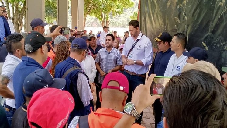 A un principio de acuerdo llegaron los manifestantes para habilitar el paso en la vereda El Tarrita./ Foto: Javier Sarabia/ La Opinión